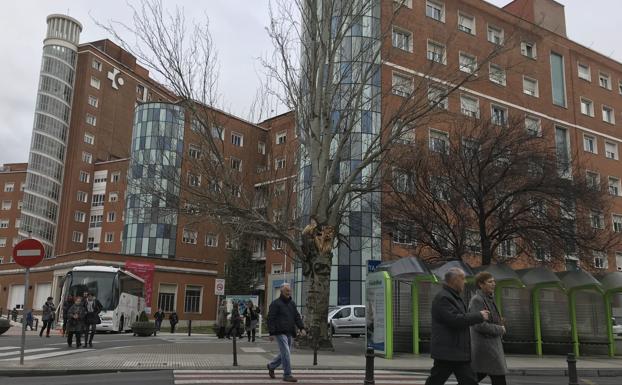 Los sindicatos protestan «por el recorte de 200 empleos» en Cruces por la apertura del hospital de Urduliz