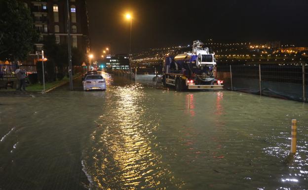 El temporal desborda la ría desde Erandio hasta Zorrozaurre