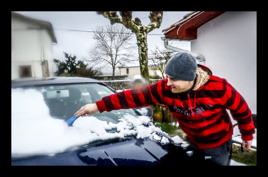 La nieve y la lluvia dificultan la conducción en Álava