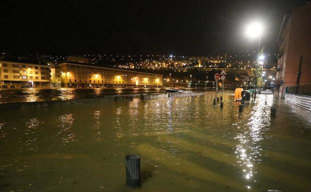 El agua invade la carretera de la ría