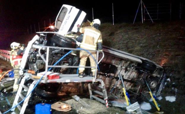 Rescatado un conductor que había quedado atrapado al volcar su camión en la AP-68, en Kuartango