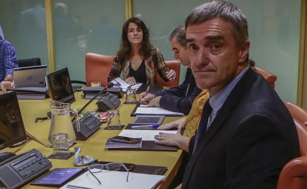 El Gobierno vasco da marcha atrás y revisará el proyecto sobre terrorismo en las aulas