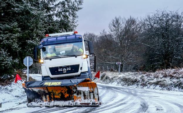 La nieve y la lluvia dificultan la conducción en Álava