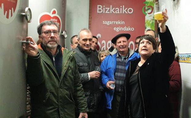 La temporada de sidra se abre en Bizkaia a ritmo de los bertsos de Onintza Enbeitia