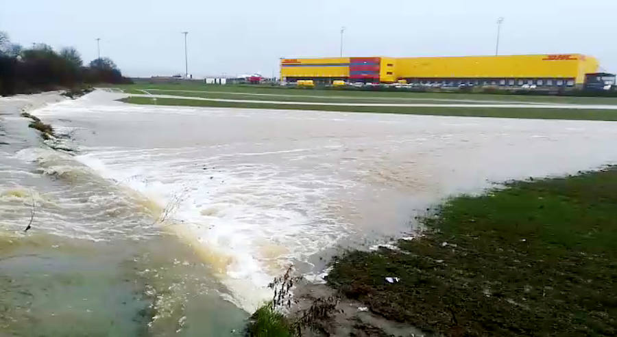 La plataforma contraria al dique del Zaia constata de nuevo que el río no inunda el aeropuerto
