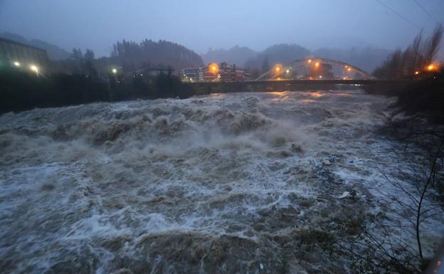 La ría vuelve a desbordarse en Zorrozaurre por lluvias intensas