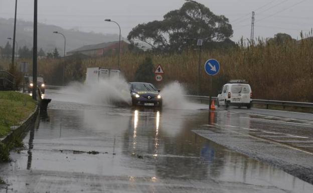 Chocan tres vehículos en La Avanzada en una mañana complicada por las balsas de agua