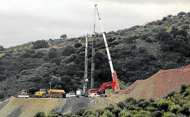 Un nuevo saliente impide actuar a los mineros y retrasa el rescate de Julen
