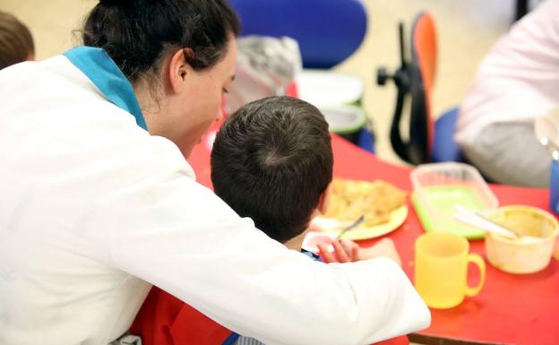 Las cocineras de los colegios públicos rechazan que los padres gestionen los comedores