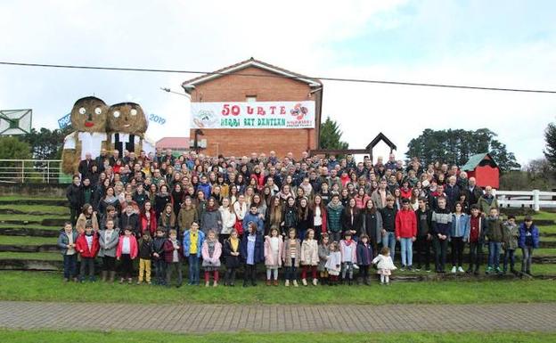 Forua sale de baile con el grupo Urdaibai