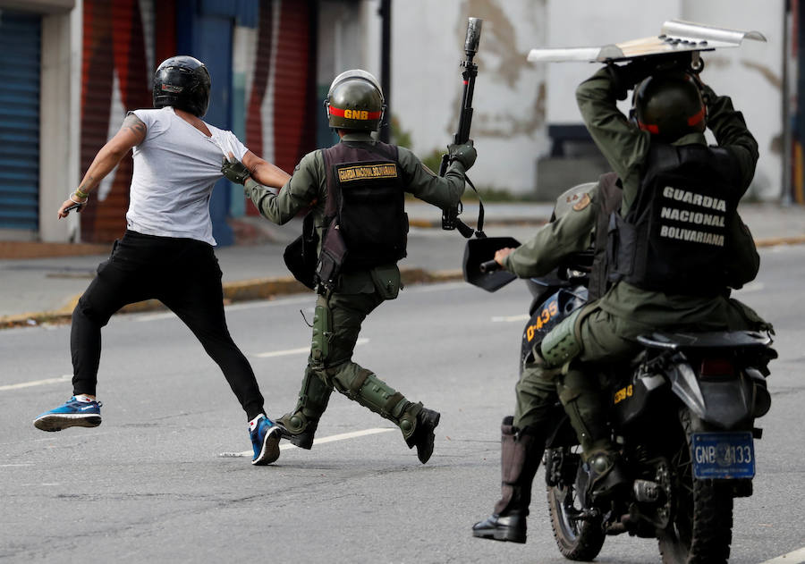 Militares enmascarados del gobierno reprimen a la población