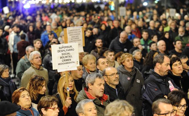 Miles de personas se manifiestan en Bilbao contra la ampliación de la Supersur