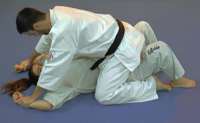 Acorralada en el suelo