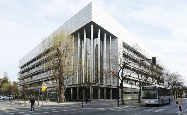 Roba al descuido dinero de un banco de Vitoria y se entrega en el juzgado poco después