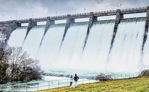 El pantano recibe en dos días más agua de la que Vitoria necesita en un año