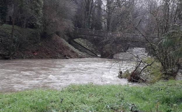 La falta de limpieza de un río en Areatza aisla a una familia en días de lluvia torrencial