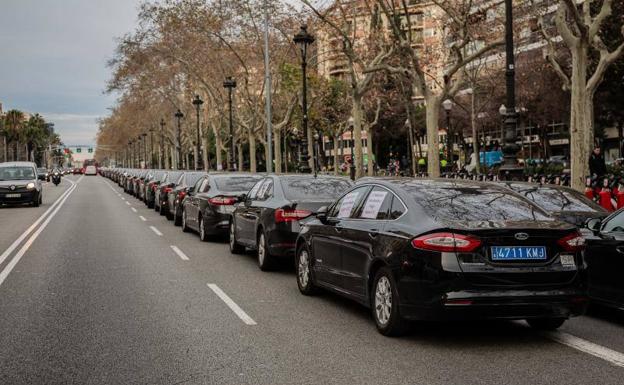 Uber y Cabify anuncian que se marchan de Barcelona