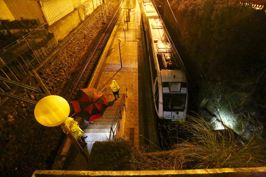 Un tren de FEVE se sale de la vía en Kastrexana sin causar heridos