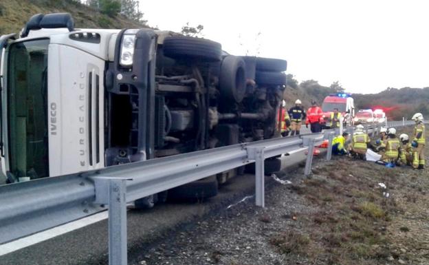 Dos heridos al volcar un camión en la AP-68, en Ribera Alta