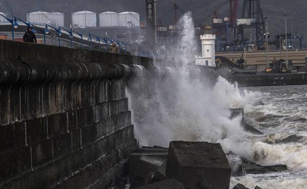 El fuerte oleaje sacude la costa vizcaína