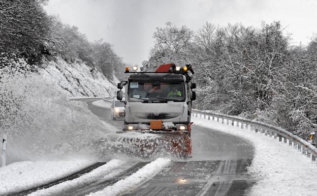 Una jornada de nevadas intermitentes cubre de blanco Álava