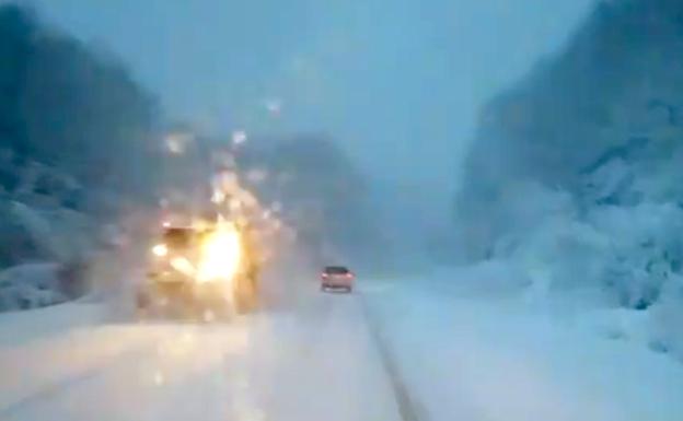 La nevada en el puerto alavés de Azazeta, vista desde el interior de un coche