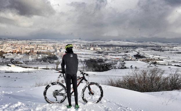 La nieve da paso a una caída de temperaturas y mantiene a Álava en alerta