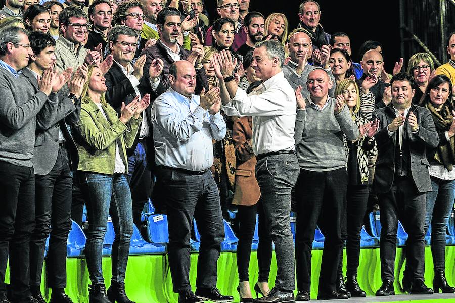 El PNV reivindica su centralidad frente a «populistas, demagogos y antisistema»