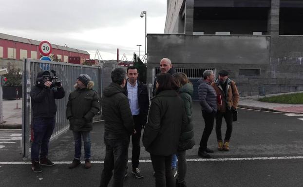 Alcaldes de la Margen Izquierda y el Comité de La Naval se unen para luchar contra el cierre del astillero