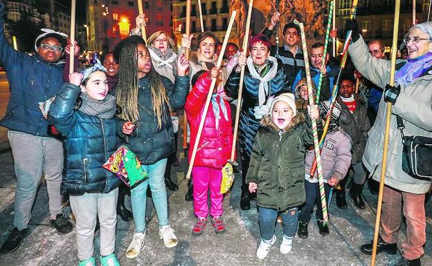 Más de mil de personas honran a Santa Águeda en Vitoria