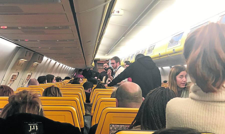 Unos 200 españoles, atrapados durante seis horas en un avión de Ryanair