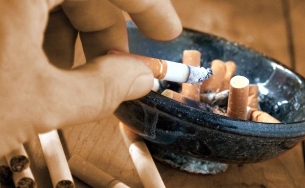 Un padre pierde la custodia de sus hijos en Córdoba por fumar «de forma irresponsable» ante ellos