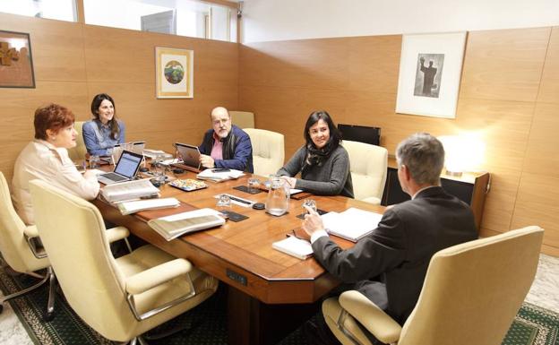 EH Bildu valora la «rectificación» del Ejecutivo, mientras que Podemos y PP mantienen sus críticas
