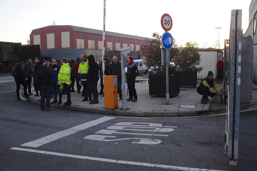 Los trabajadores de La Naval parten en dos autobuses a Madrid para protestar ante el Congreso