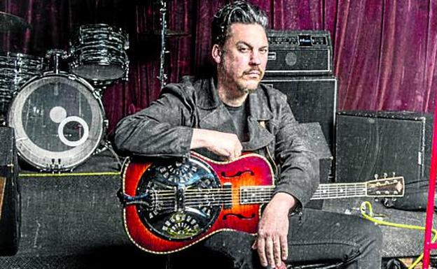 Con madera y raíces