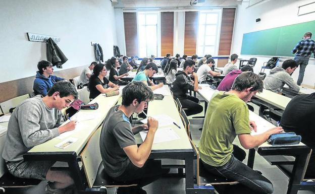 Los escolares vitorianos tienen mejores notas en matemáticas y lengua que la media vasca