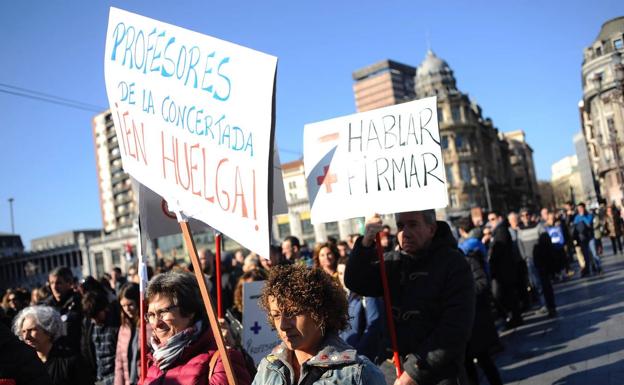 Indignación en las familias por los diez días más de huelga en los colegios concertados