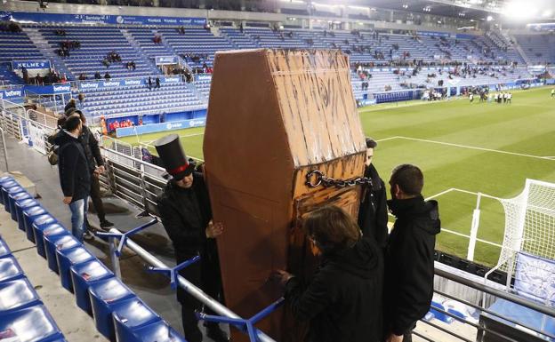 Nueva protesta en Mendizorroza por los horarios de la Liga