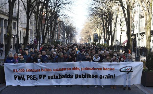 Mil personas marchan en Bilbao contra PNV, PSE y PP