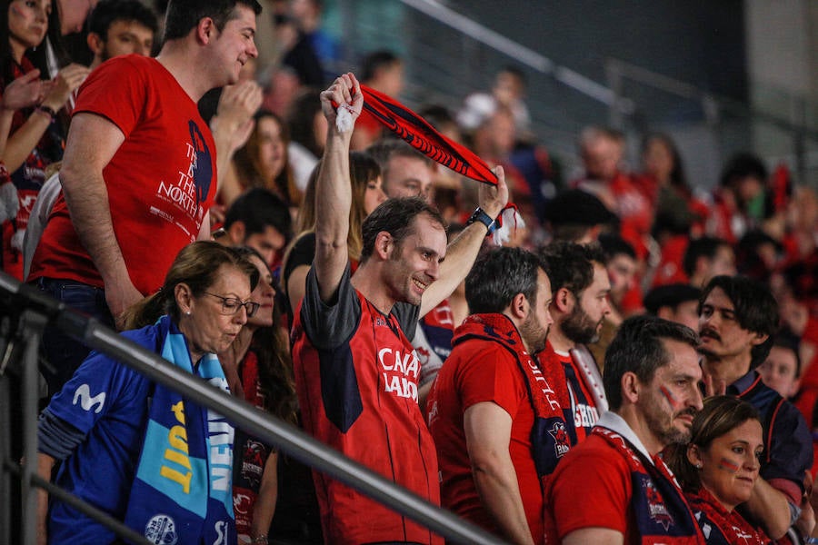 La afición anima al Baskonia en el partido de cuartos ante el Joventut