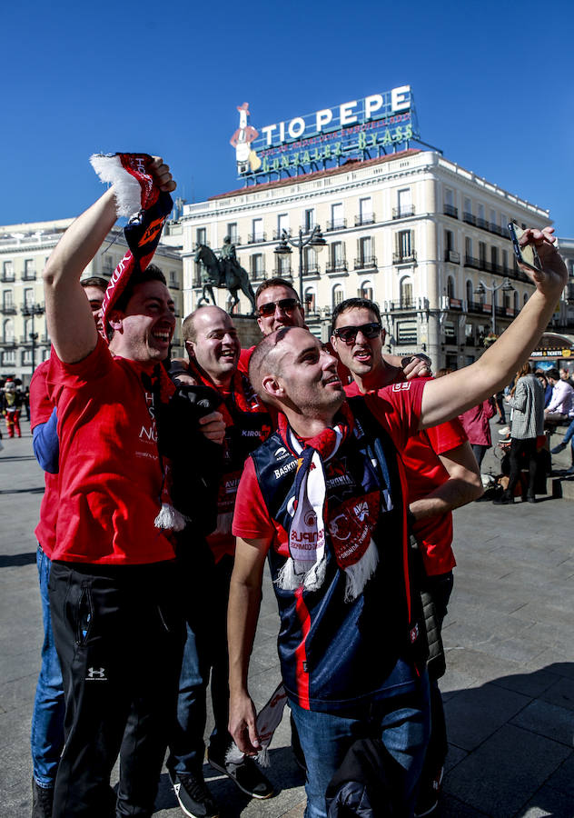 Los aficionados azulgranas disfrutan de las horas previas al debut del Baskonia