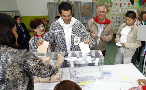 Votar en San Prudencio, cosa de niños y borrachos