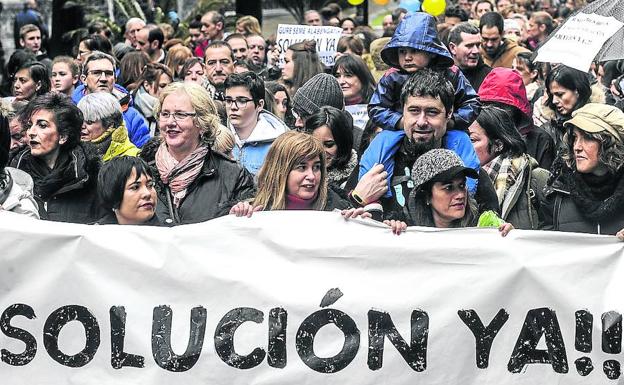 Los padres llevan al Parlamento su lucha contra la huelga en la concertada