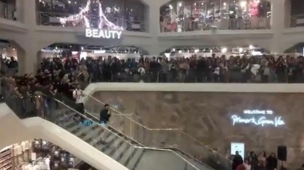 La espectacular pedida de mano que paralizó un centro comercial de Madrid