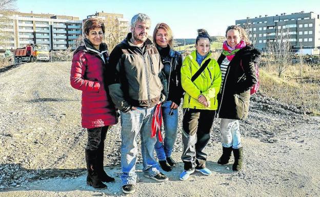 «El Ayuntamiento permite la 'okupación' en Aretxabaleta a costa de nuestra seguridad»