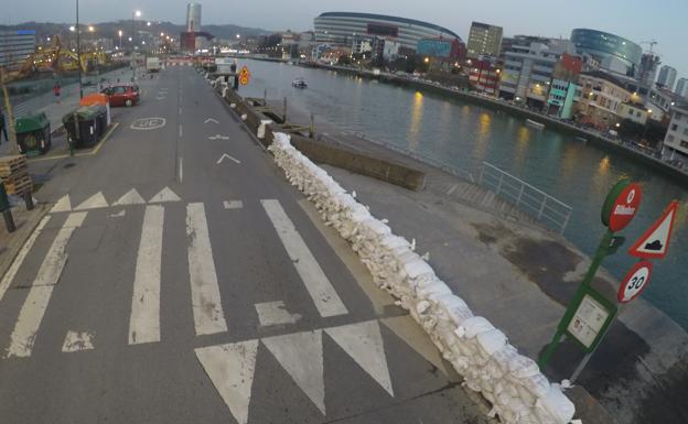 Bilbao se protege hoy con 4.000 sacos de tierra para contener la crecida de la ría
