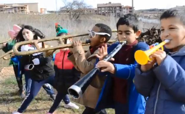 En Tol Sarmiento y la ikastola de Lanciego cantan para sembrar «solidaridad»