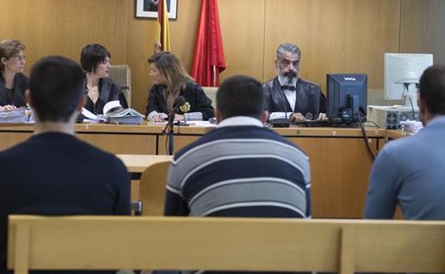 Condenan a 44 años de cárcel a la 'Manada de Villalba' por agredir sexualmente a una joven