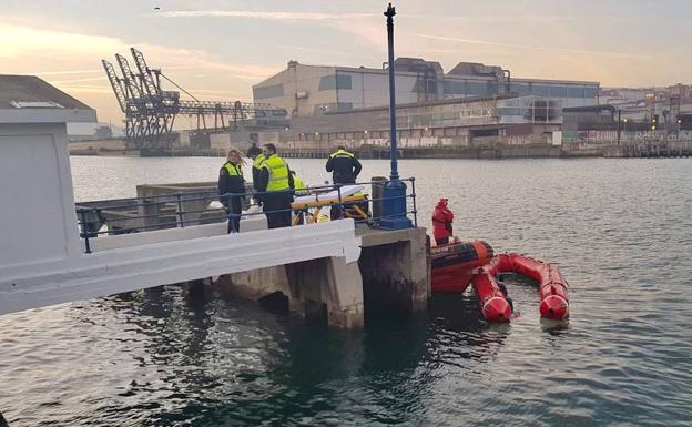 Un rescatado en la ría al volcar el bote en el que viajaba