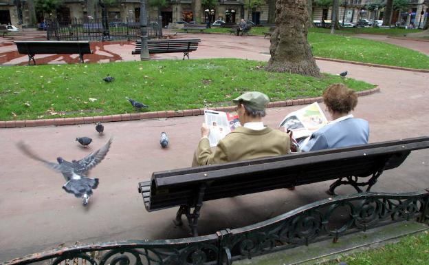 Placas en los bancos para ensalzar el amor o recordar a un ser querido